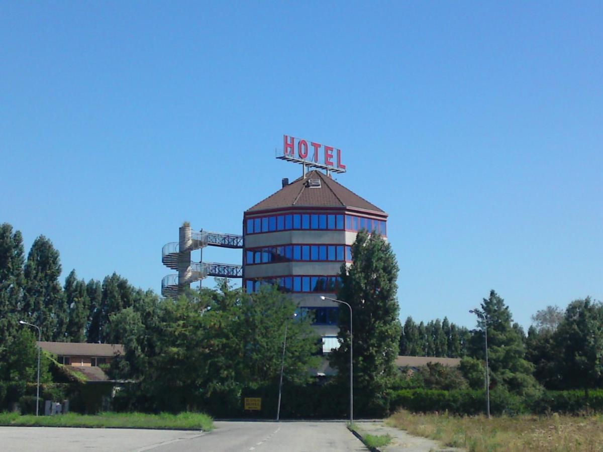 Business Hotel กาซาเล มอนแฟร์ราโต ภายนอก รูปภาพ